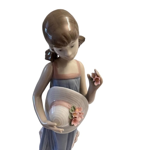 Lladro - Retired Muchacha Adorando Pamela - Courtney 05648 - Picture 3 of 6